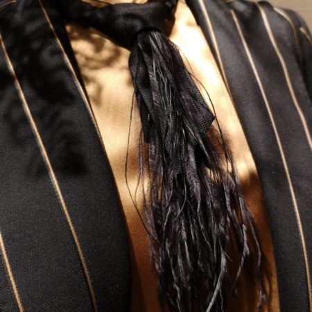 cravate plumes noires