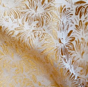 détails noeud papillon doré