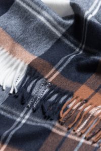 detail-echarpe-bicolore-bleu